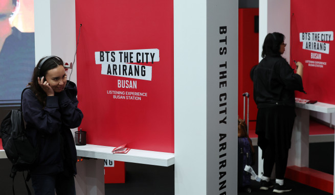▲지난달 8일 부산 동구 부산역 부산유라시아플랫폼에 마련된 'BTS THE CITY 아리랑 부산 웰컴센터'를 찾은 외국인 관광객들이 BTS 음악을 즐기고 있다. (뉴시스)