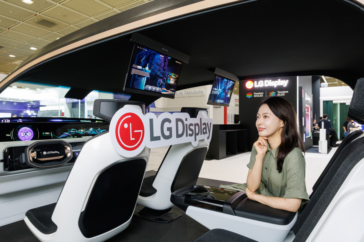 ▲LG디스플레이 직원이 22일 서울 코엑스에서 열린 ‘K-디스플레이 2026’ LG디스플레이 부스에서 ’18인치 슬라이더블 OLED’ 등 다양한 차량용 디스플레이가 적용된 디지털 콕핏을 소개하고 있다. (사진제공=LG디스플레이)
