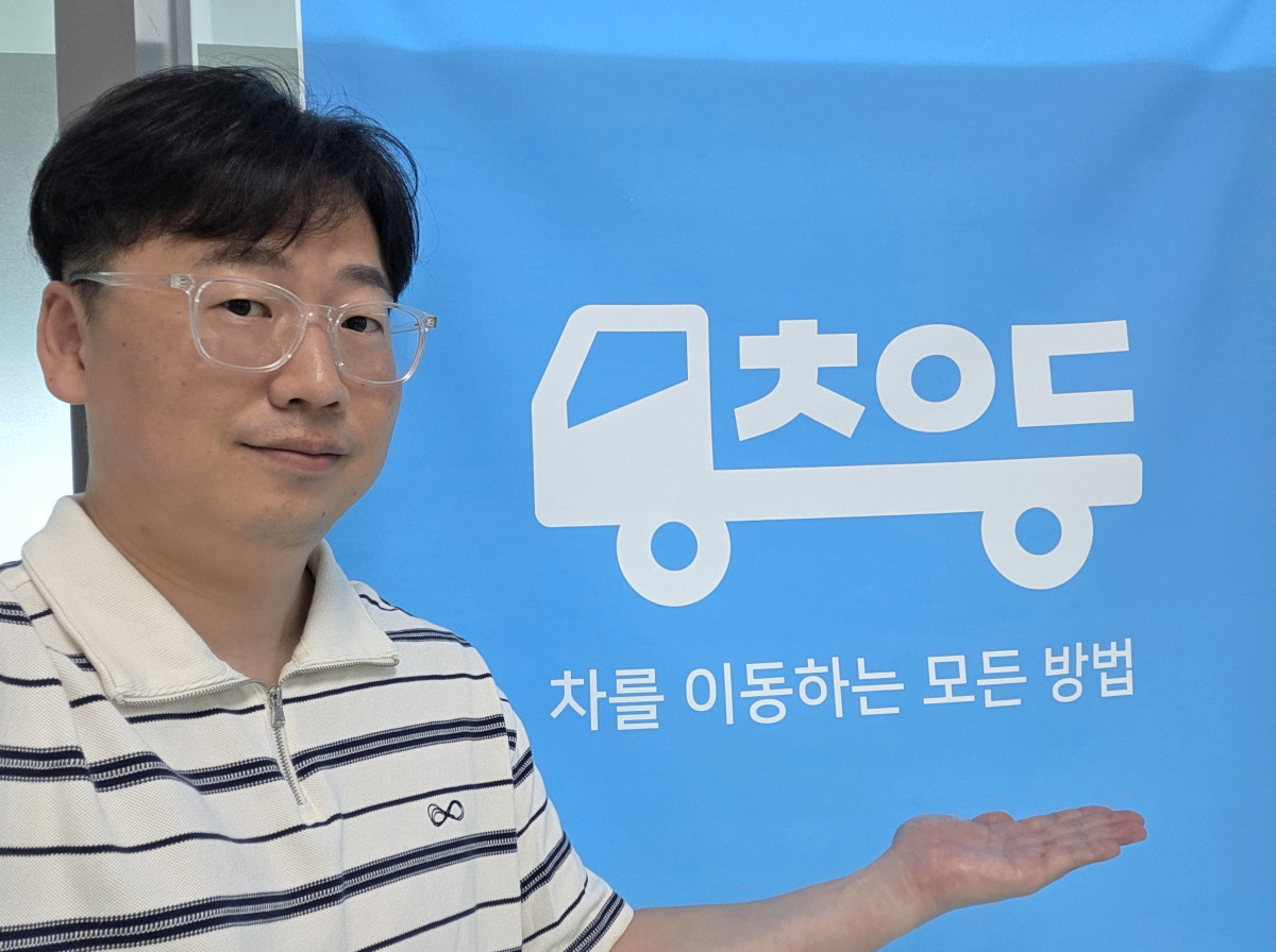 ▲손필규 대표가 사내에서 차이동 로고와 서비스를 설명하고 있다. (사진제공=퍼솔)