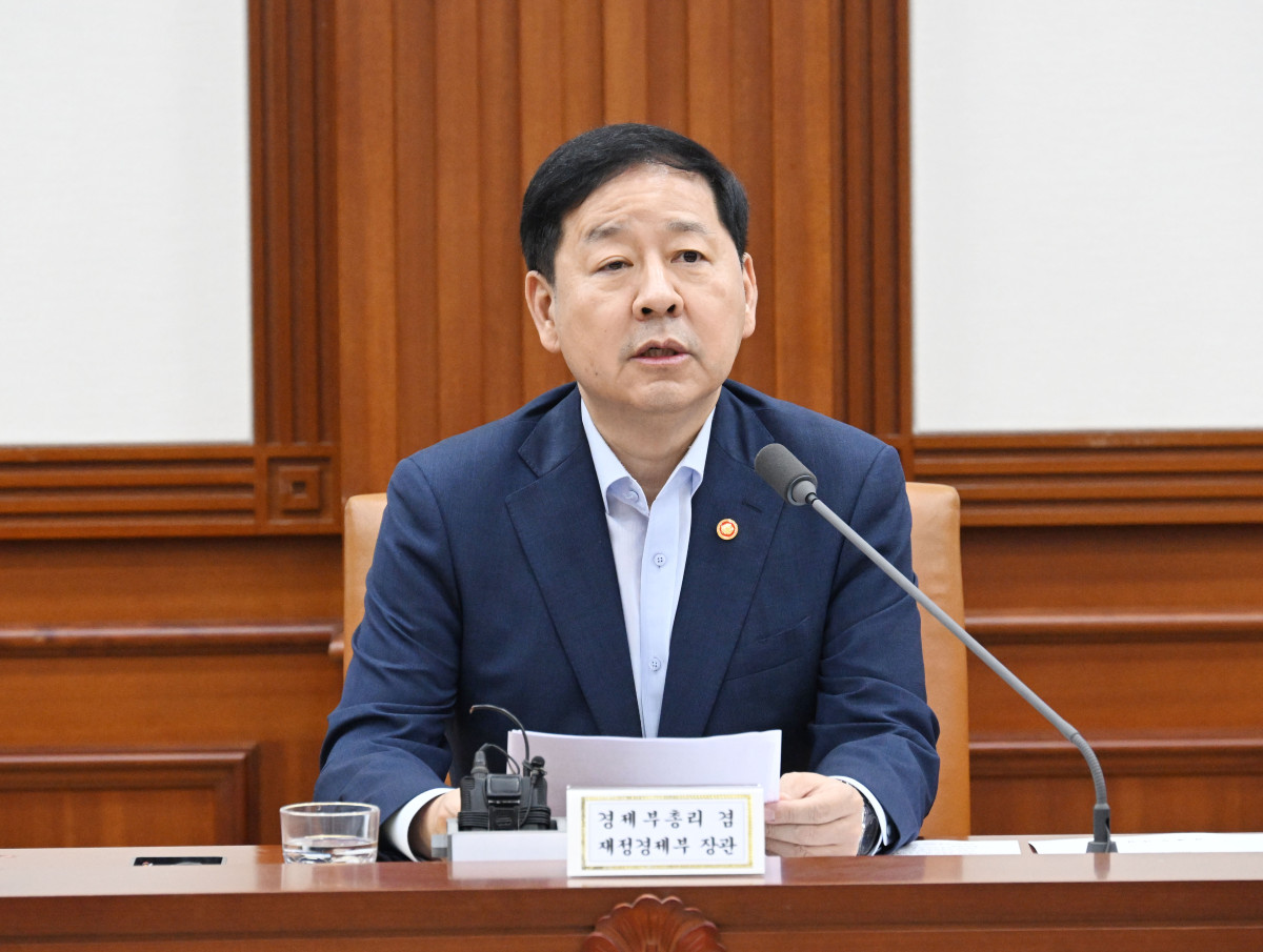 ▲구윤철 부총리 겸 재정경제부 장관이 7월 22일 서울 종로구 정부서울청사에서 열린 '비상경제본부 회의 겸 경제.산업경쟁력강화 관계장관회의'를 주재, 모두발언을 하고 있다. (재정경제부)