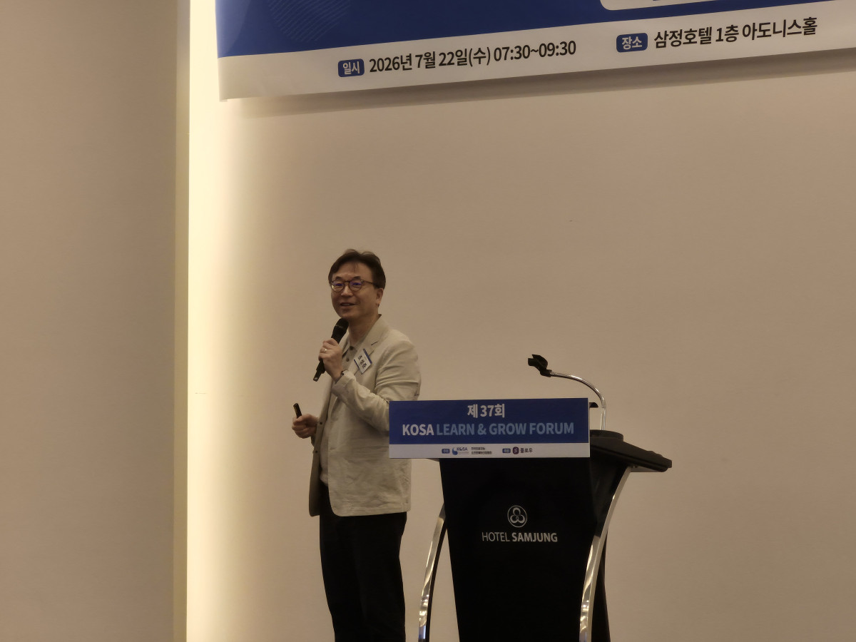 ▲22일 조성준 서울대 산업공학과 명예교수가 삼정호텔에서 열린 KOSA 런앤그로우 포럼에서 강연을 하고 있다. 김연진 기자 yeonjin@