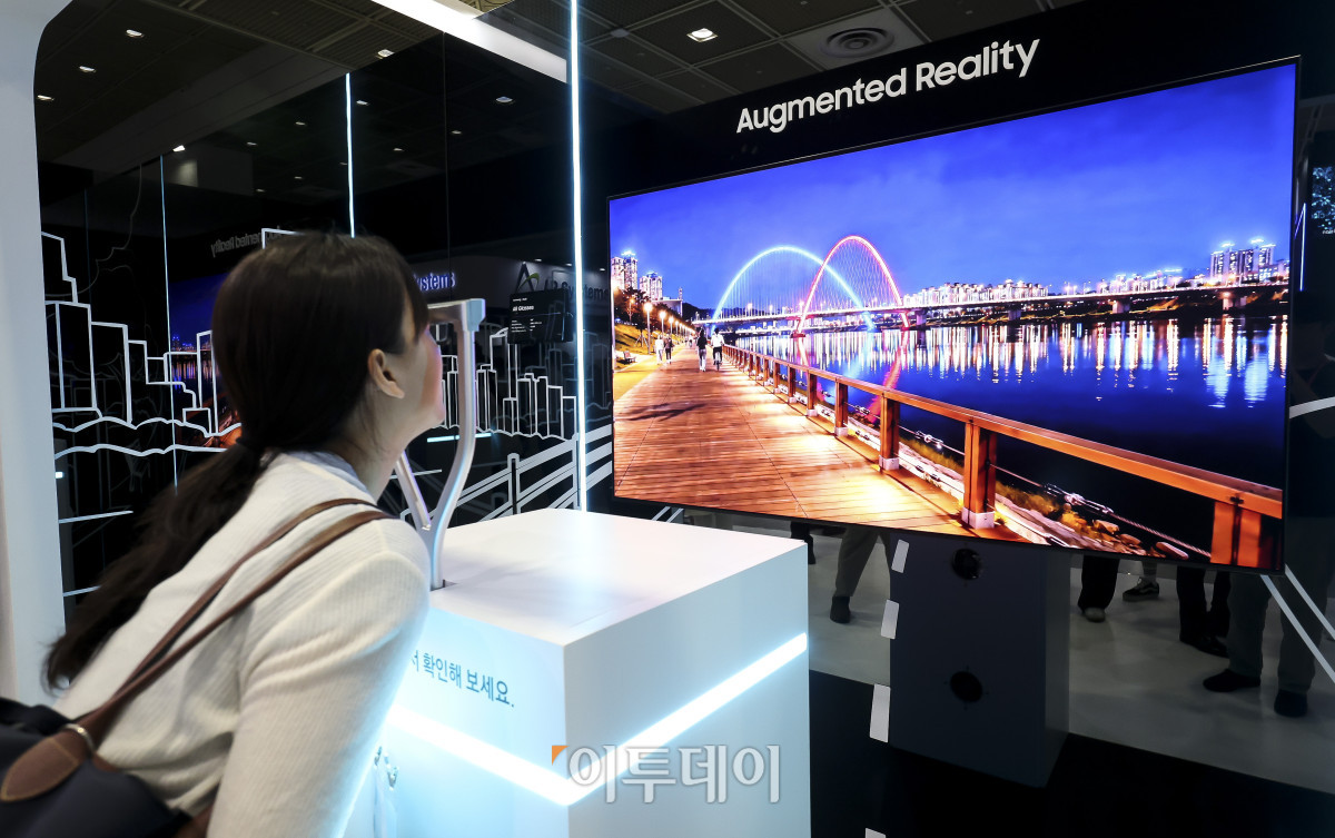 ▲22일 서울 강남구 코엑스에서 열린 '2026 한국디스플레이산업전시회(K-Display 2026)'를 찾은 관람객들이 부스에 전시된 디스플레이 관련 제품들을 둘러보고 있다. 이번 전시회에는 유기발광다이오드(OLED) 분야를 선도하고 있는 삼성디스플레이와 LG디스플레이 등 국내·외 소부장 기업들이 대거 참여해 미래 산업과 융합된 차세대 디스플레이 기술의 발전 방향을 제시한다. 고성준 기자 joonko1@