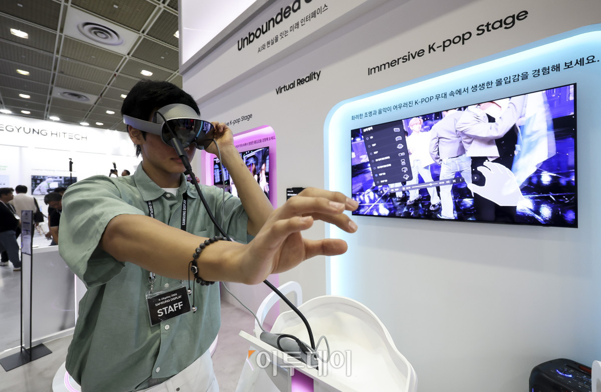▲22일 서울 강남구 코엑스에서 열린 '2026 한국디스플레이산업전시회(K-Display 2026)'를 찾은 관람객들이 부스에 전시된 디스플레이 관련 제품들을 둘러보고 있다. 이번 전시회에는 유기발광다이오드(OLED) 분야를 선도하고 있는 삼성디스플레이와 LG디스플레이 등 국내·외 소부장 기업들이 대거 참여해 미래 산업과 융합된 차세대 디스플레이 기술의 발전 방향을 제시한다. 고성준 기자 joonko1@