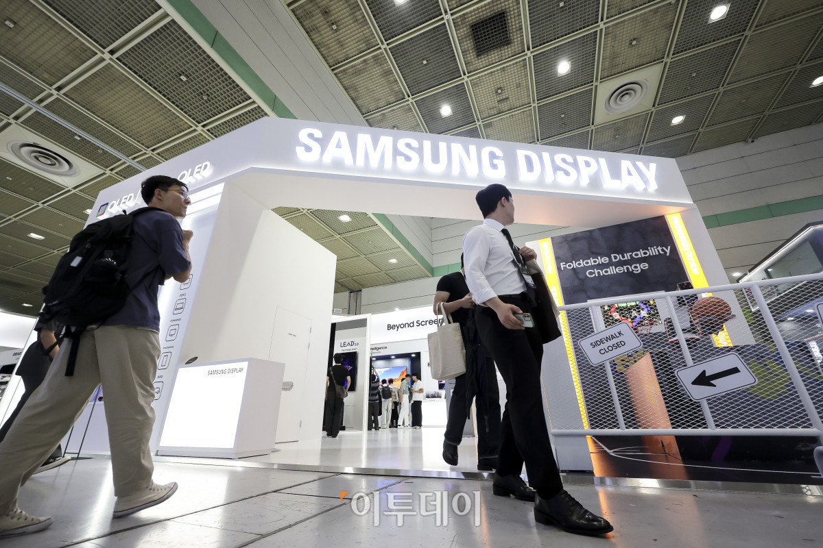 ▲22일 서울 강남구 코엑스에서 열린 '2026 한국디스플레이산업전시회(K-Display 2026)'를 찾은 관람객들이 부스에 전시된 디스플레이 관련 제품들을 둘러보고 있다. 이번 전시회에는 유기발광다이오드(OLED) 분야를 선도하고 있는 삼성디스플레이와 LG디스플레이 등 국내·외 소부장 기업들이 대거 참여해 미래 산업과 융합된 차세대 디스플레이 기술의 발전 방향을 제시한다. 고성준 기자 joonko1@
