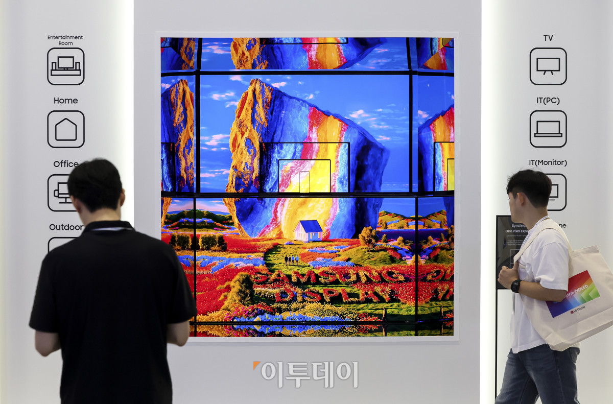 ▲22일 서울 강남구 코엑스에서 열린 '2026 한국디스플레이산업전시회(K-Display 2026)'를 찾은 관람객들이 부스에 전시된 디스플레이 관련 제품들을 둘러보고 있다. 이번 전시회에는 유기발광다이오드(OLED) 분야를 선도하고 있는 삼성디스플레이와 LG디스플레이 등 국내·외 소부장 기업들이 대거 참여해 미래 산업과 융합된 차세대 디스플레이 기술의 발전 방향을 제시한다. 고성준 기자 joonko1@