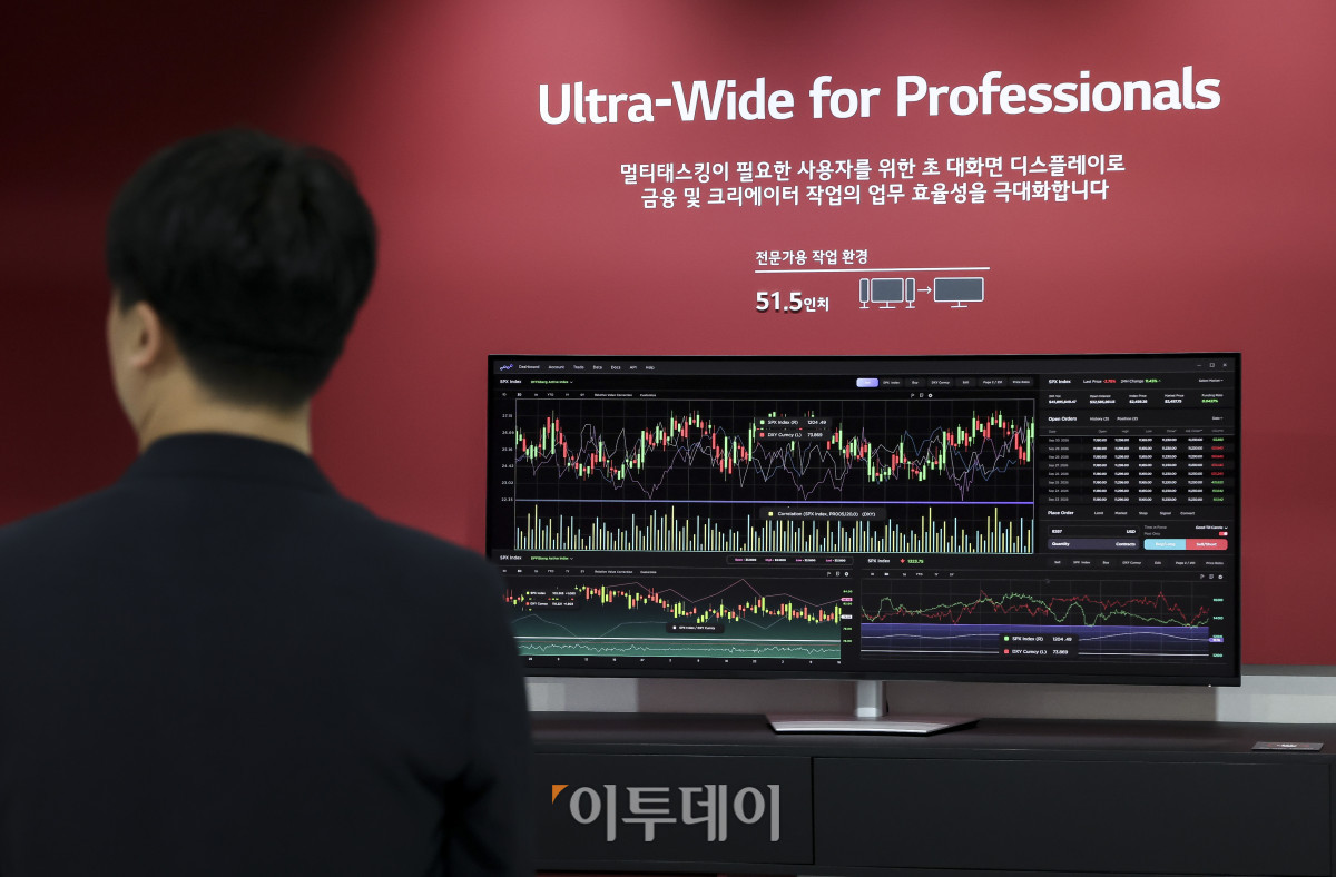 ▲22일 서울 강남구 코엑스에서 열린 '2026 한국디스플레이산업전시회(K-Display 2026)'를 찾은 관람객들이 부스에 전시된 디스플레이 관련 제품들을 둘러보고 있다. 이번 전시회에는 유기발광다이오드(OLED) 분야를 선도하고 있는 삼성디스플레이와 LG디스플레이 등 국내·외 소부장 기업들이 대거 참여해 미래 산업과 융합된 차세대 디스플레이 기술의 발전 방향을 제시한다. 고성준 기자 joonko1@