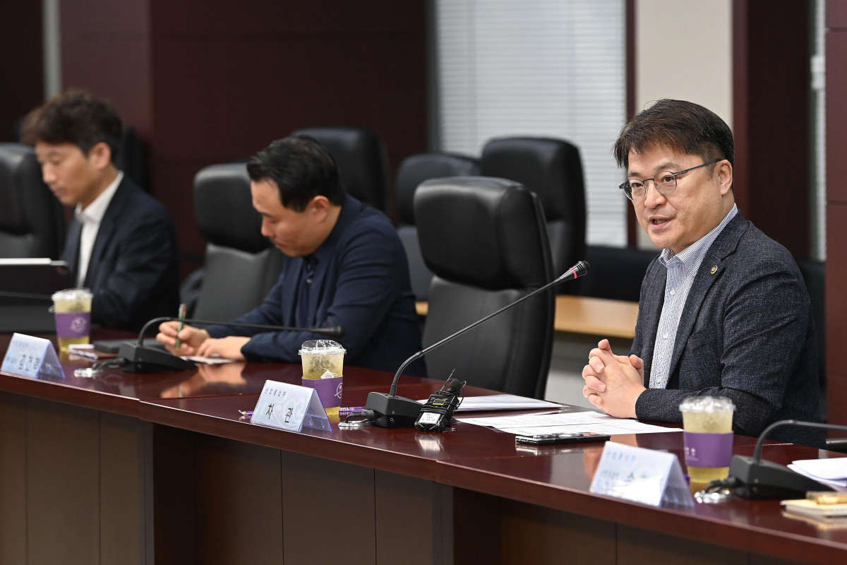 ▲문신학 산업통상부 차관이 22일 서울 종로구 한국무역보험공사 대회의실에서 여천NCC, 롯데케미칼, 한화솔루션, DL케미칼 등 사업재편승인기업 대표 및 관계자가 참석한 가운데 열린 '여수 1호 사업재편승인기업 CEO 간담회'를 주재하고 지원패키지 주요 내용을 설명하고 있다. (사진제공=산업통상부)