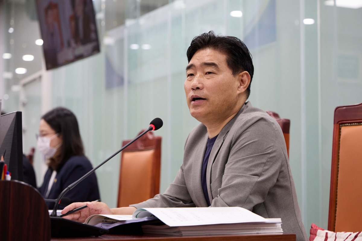 ▲김운남 경기도의회 의원이 21일 열린 제392회 임시회 기획재정위원회 감사위원회 및 도민권익위원회 주요업무보고에서 킨텍스 상임감사 선임 과정에 대한 경기도 차원의 감사 필요성을 제기하고 있다. (경기도의회)