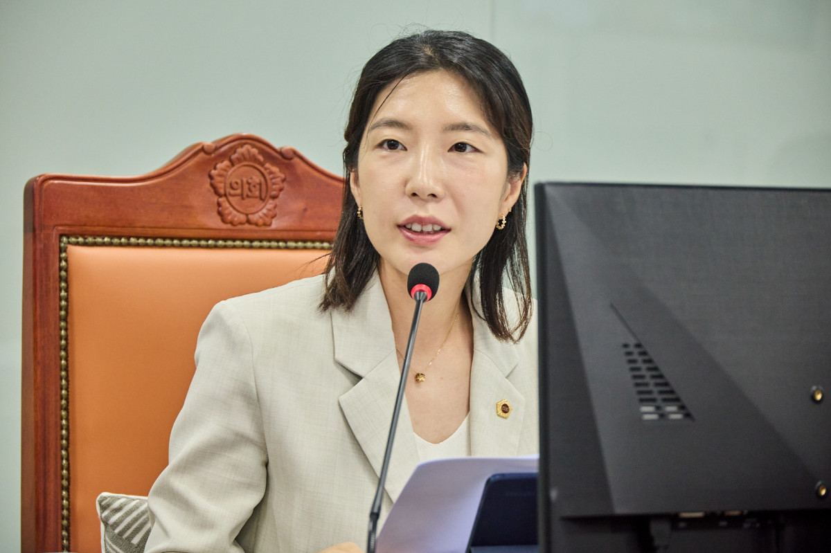 ▲전예슬 경기도의회 의원이 경기도 문화체육관광국 업무보고에서 '2027 오산 경기도체육대회'의 개최 여건을 점검하며 경기도 차원의 행정·재정 지원 방안 마련을 촉구하고 있다. (경기도의회)