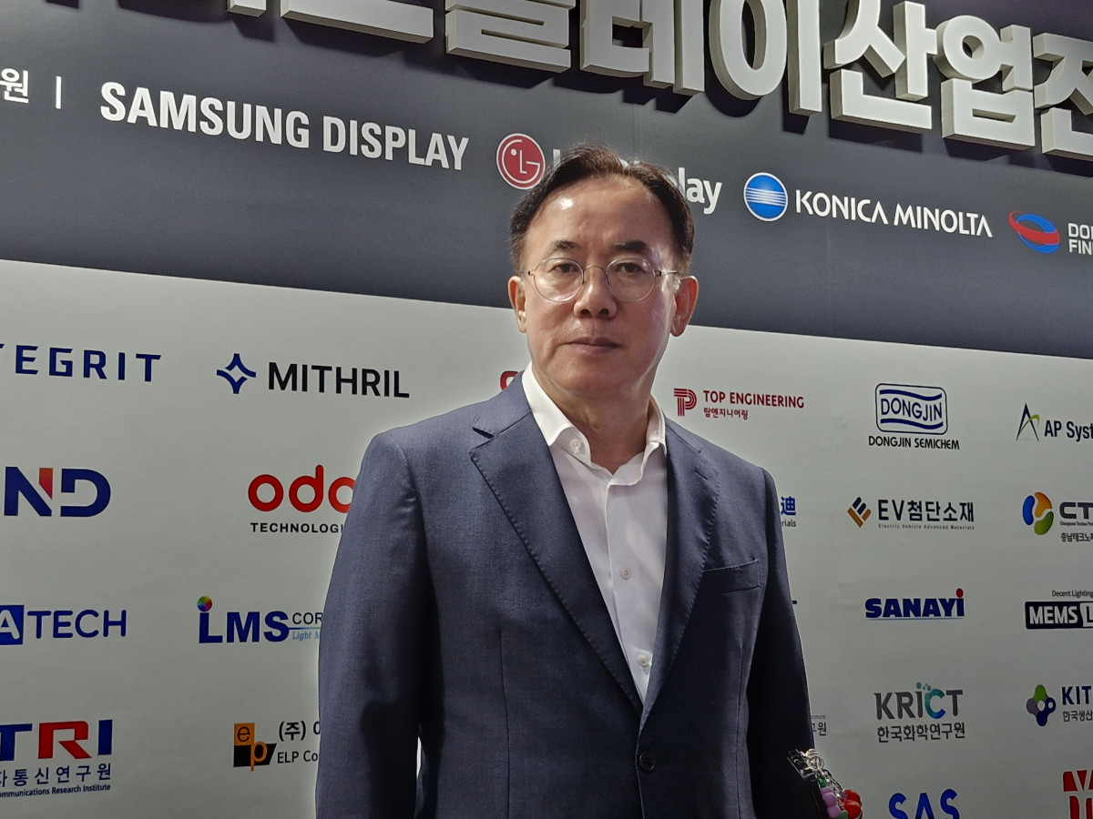 ▲정철동 LG디스플레이 사장이 22일 서울 강남구 코엑스에서 열린 'K-디스플레이 2026'에서 기자들의 질문에 답하고 있다. 손희정 기자sonhj1220@