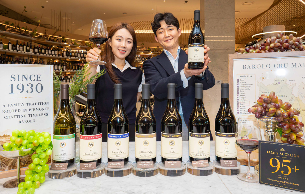 ▲22일 오전, 서울 영등포구 더현대 서울 지하1층에 위치한 와인웍스 매장에서 비노에이치 직원과 소믈리에가 '지아코모 그리말디(Giacomo Grimaldi)' 대표 와인들을 소개하고 있다. (사진제공=현대백화점)