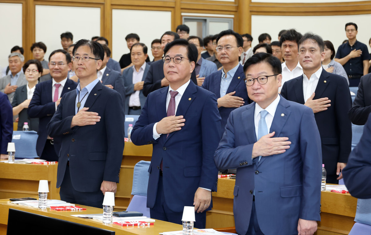 ▲국민의힘 정점식 원내대표(오른쪽부터)와 송언석 전 원내대표가 22일 국회 의원회관에서 열린 '2차 공공기관 경북 유치전략 국회세미나'에서 국기에 경례하고 있다. (연합뉴스)