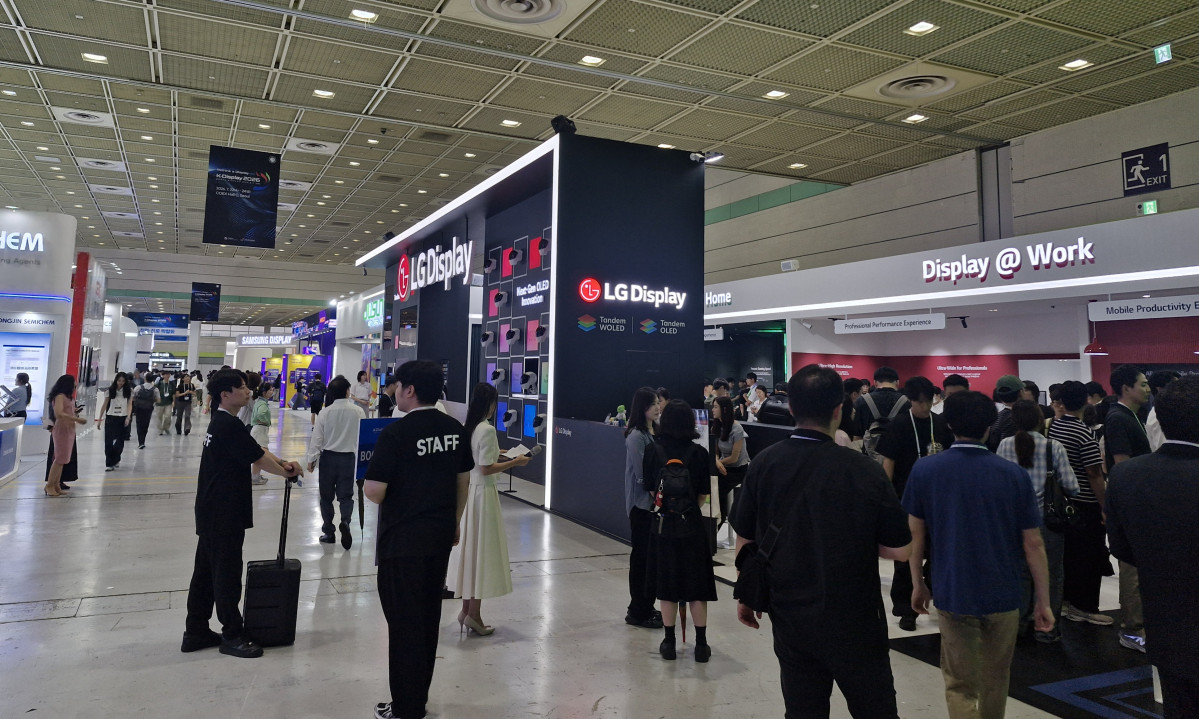 ▲22일 서울 강남구 코엑스에서 개막한 'K-디스플레이 2026'에서 관람객들이 전시장을 둘러보고 있다. 손희정 기자 sonhj1220@