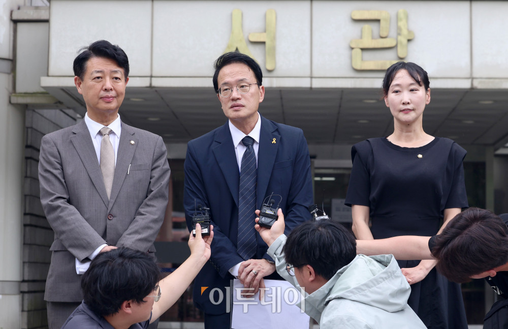 ▲22일 서울 서초구 서울중앙지방법원에서 열린 오세훈 서울시장의 명태균 여론조사 의혹 사건 1심 결심공판에서 박주민 더불어민주당 의원이 입장을 밝히고 있다. 왼쪽부터 김영호 의원, 박 의원, 이지은 서울 마포갑 지역위원장. 사진공동취재단