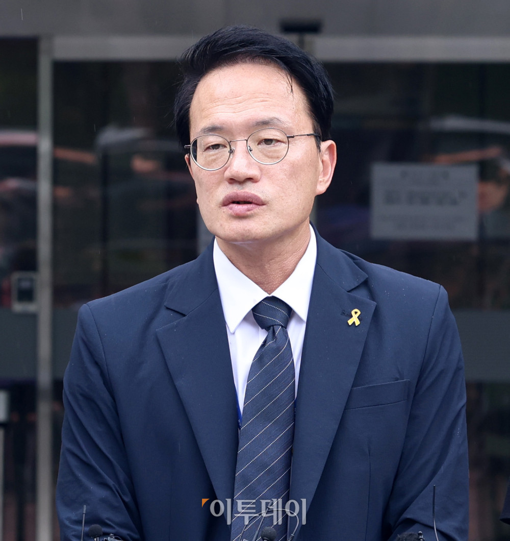▲22일 서울 서초구 서울중앙지방법원에서 열린 오세훈 서울 시장 명태균 여론조사 의혹 사건 1심 결심공판에서 박주민 더불어민주당 의원이 입장을 밝히고 있다. 사진공동취재단