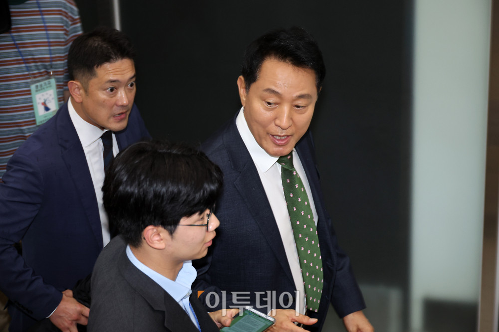 ▲정치 브로커 명태균씨로부터 여론조사를 받고 후원자를 통해 비용을 대납하게 한 혐의로 기소된 오세훈 서울시장이 22일 서울 서초구 서울중앙지법에서 열린 공판에 출석하고 있다. 사진공동취재단