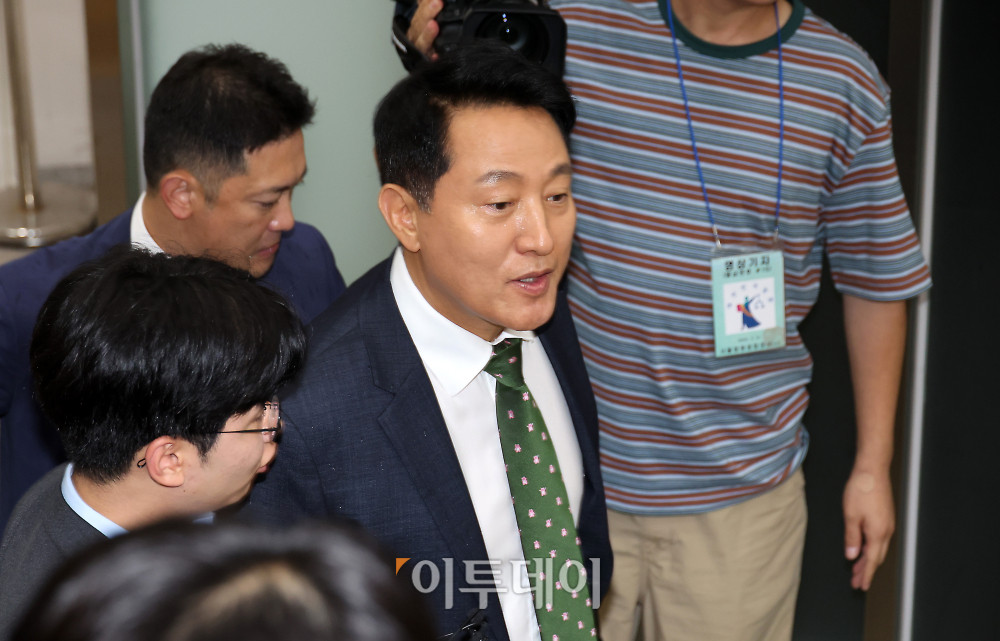 ▲정치 브로커 명태균씨로부터 여론조사를 받고 후원자를 통해 비용을 대납하게 한 혐의로 기소된 오세훈 서울시장이 22일 서울 서초구 서울중앙지법에서 열린 공판에 출석하고 있다. 사진공동취재단