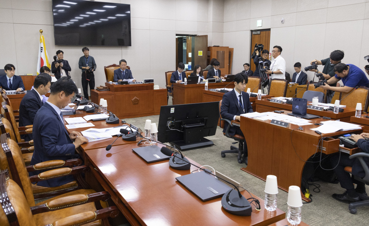 ▲국회 법제사법위원회 제1소위 위원장인 더불어민주당 김승원 의원이 22일 국회에서 법사위 제1소위를 개회한 뒤 안건을 설명하고 있다. 사진=연합뉴스