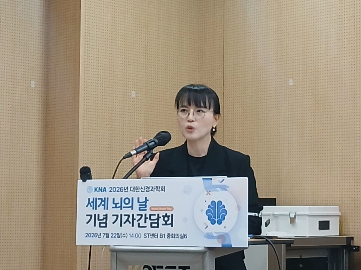 ▲김희진 한양대병원 신경과 교수가 22일 서울 강남구 과학기술컨벤션센터에서 열린 대한신경과학회 기자간담회에 참석해 국내 치매 치료 환경과 대한신경과학회의 목표를 설명하고 있다. (한성주 기자 hsj@)