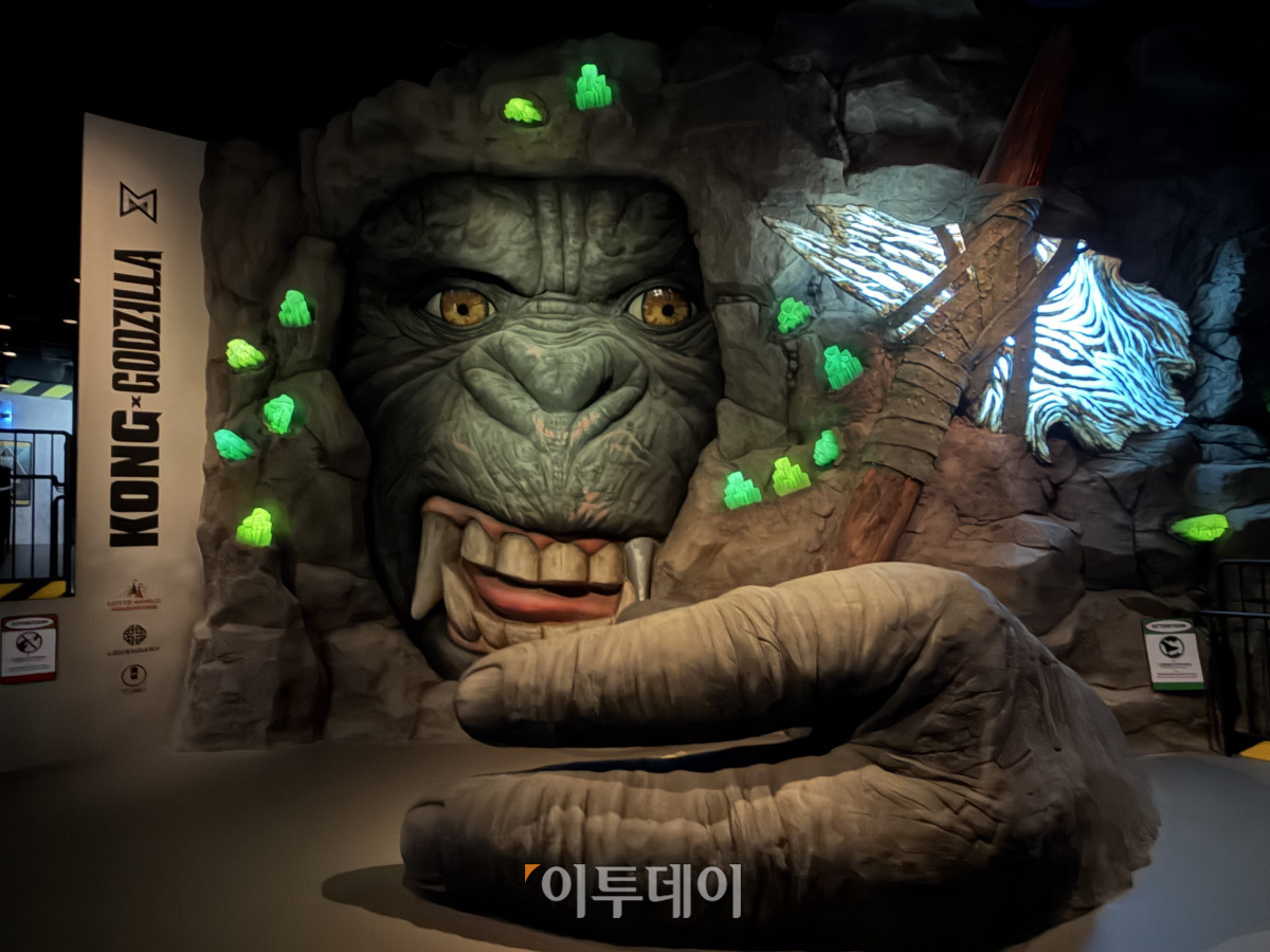 ▲콩x고질라 : 더 라이드 내부에 설치된 조형물 모습. (황민주 기자 minchu@)