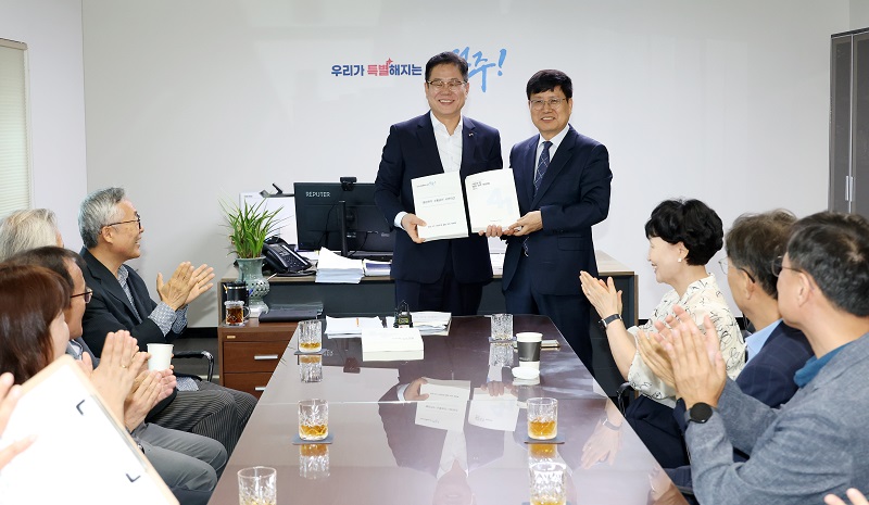 ▲최정호 익산시장(왼쪽)이 22일 익산시청에서 전병훈 민선 9기 익산시장직 인수위원장으로부터 인수위원회 백서를 전달받고 있다. (사진제공=익산시)