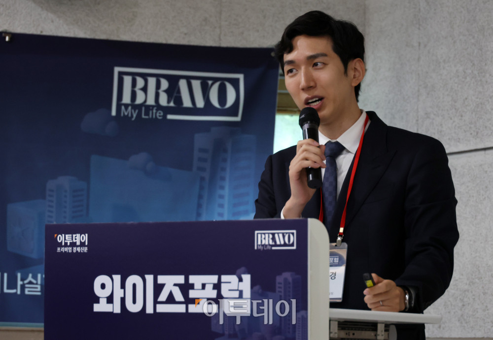 ▲김제경 투미부동산컨설팅 소장이 22일 서울 강남구 대치동 SETEC 컨벤션센터 세미나실에서 열린 와이즈포럼 "현명한 부동산·주식 투자전략"에서 '지방선거 이후 정비사업 방향성'을 주제로 강연하고 있다. 이투데이는 매달 주요 경제·금융 이슈를 주제로 투자자들의 시장 이해와 합리적인 재무 의사결정을 돕기 위한 '와이즈포럼'을 개최하고 있다. 고이란 기자 photoeran@