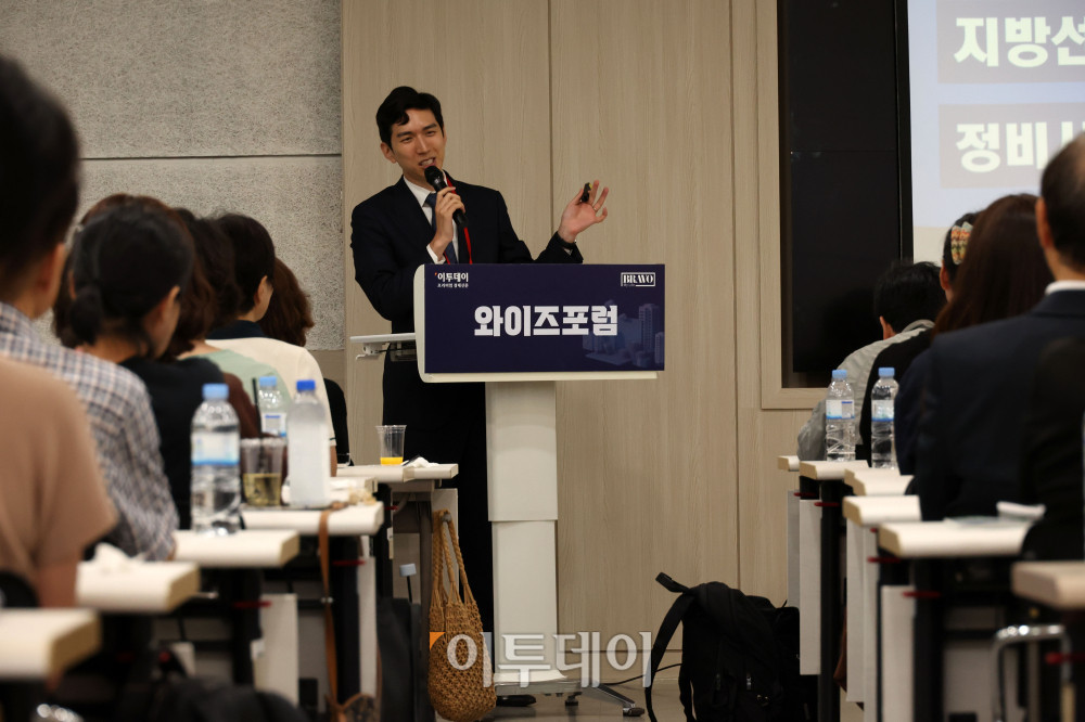 ▲김제경 투미부동산컨설팅 소장이 22일 서울 강남구 대치동 SETEC 컨벤션센터 세미나실에서 열린 와이즈포럼 "현명한 부동산·주식 투자전략"에서 '지방선거 이후 정비사업 방향성'을 주제로 강연하고 있다. 이투데이는 매달 주요 경제·금융 이슈를 주제로 투자자들의 시장 이해와 합리적인 재무 의사결정을 돕기 위한 '와이즈포럼'을 개최하고 있다. 고이란 기자 photoeran@