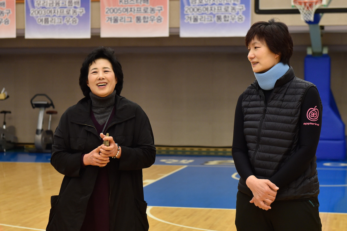 ▲2016년 여자농구 올스타전 찾은 강현숙(왼쪽) 전 KBL 심판위원장. (연합뉴스)