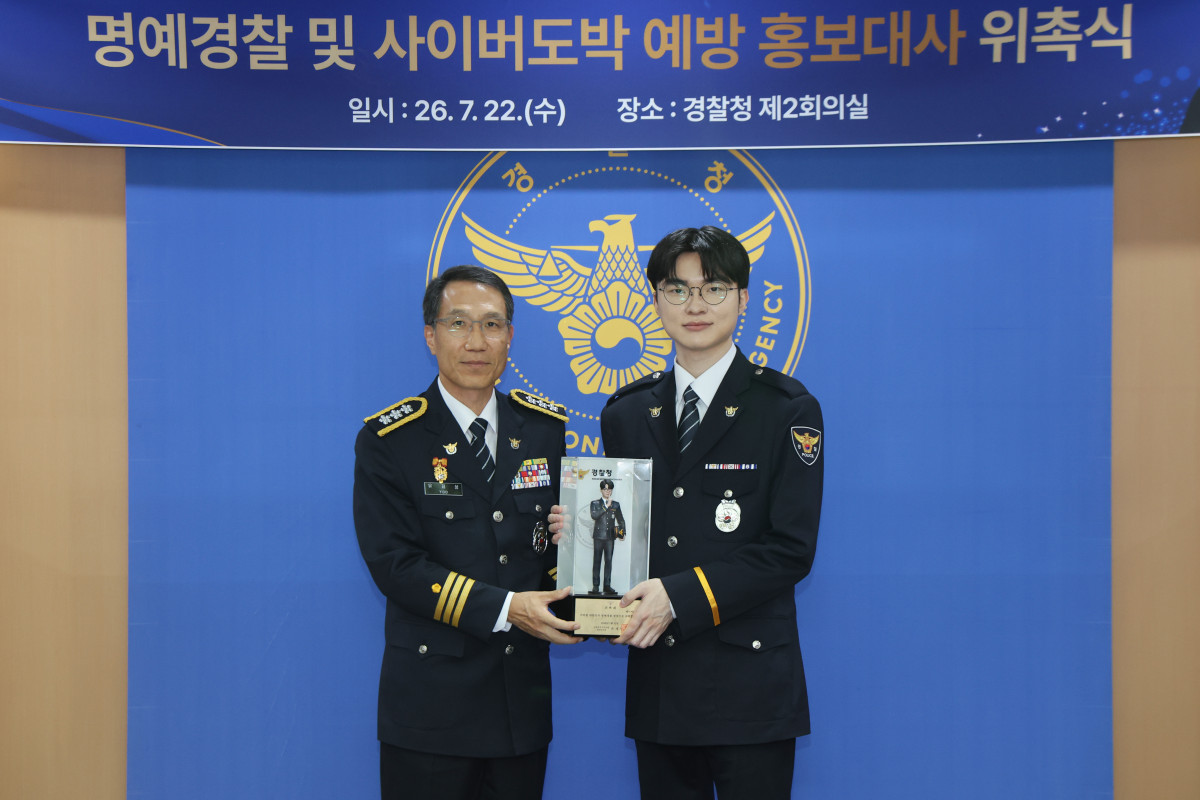 ▲프로게이머 '페이커' 이상혁이 22일 서울 서대문구 경찰청에서 열린 명예경찰 및 사이버도박 예방 홍보대사 위촉식에서 유재성 경찰청장 직무대행과 함께 본인의 피규어를 들고 기념사진을 찍고 있다. (연합뉴스)