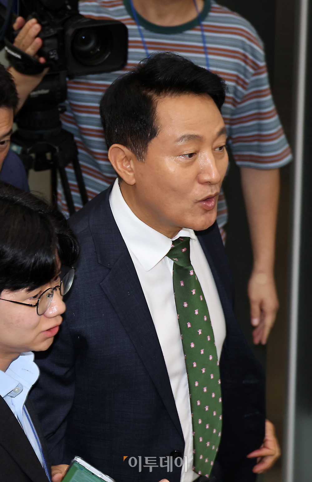 ▲정치 브로커 명태균씨로부터 여론조사를 받고 후원자를 통해 비용을 대납하게 한 혐의로 기소된 오세훈 서울시장이 22일 서울 서초구 서울중앙지법에서 열린 공판에 출석하고 있다. 사진공동취재단 (이투데이DB)