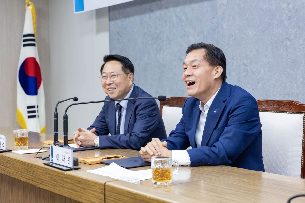 ▲이재준 수원특례시장(오른쪽)과 윤형석 현대성우쏠라이트㈜ 사장이 22일 수원시청 상황실에서 열린 제29호 투자협약 체결식에 참석해 있다. 현대성우쏠라이트는 고색 델타플렉스에 연구개발(R&D) 시설과 생산라인을 신설할 예정이다. (수원특례시)