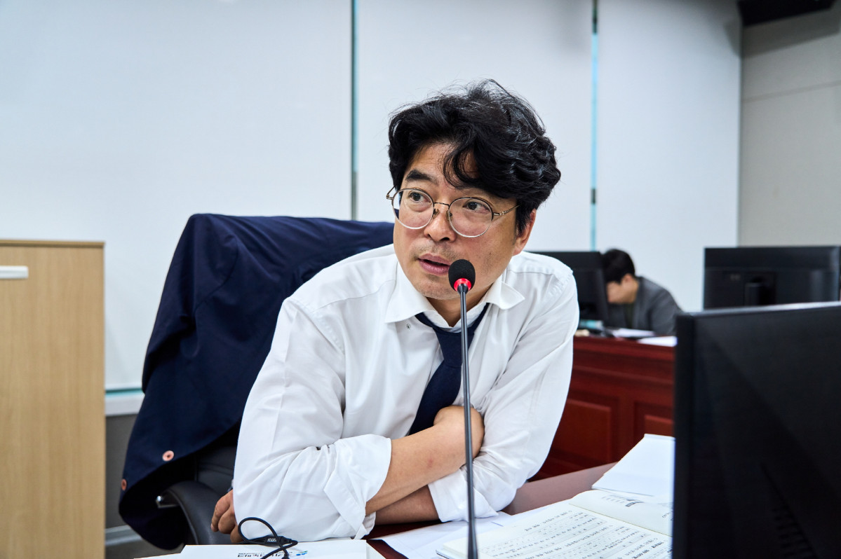 ▲박상현 경기도의회 의원이 21일 열린 차세대융합기술원 업무보고에서 수탁·공모사업 편중과 불안정한 연구 인력 구조를 지적하며 중장기 발전전략 마련을 촉구하고 있다. (경기도의회)