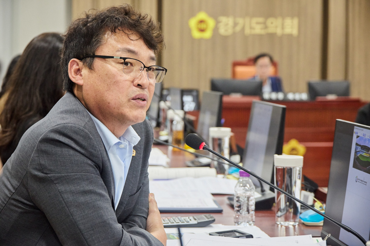 ▲이종춘 경기도의회 의원이 21일 열린 문화체육관광위원회 업무보고에서 경기도수원월드컵경기장관리재단의 종합감사 후속 조치와 조직 쇄신, 파주 임진각 임시주차장 대책 마련을 주문하고 있다. (경기도의회)