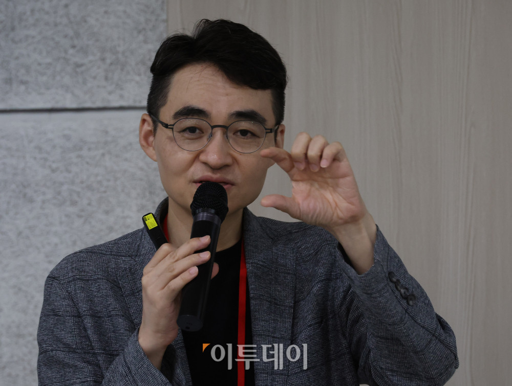 ▲염승환 LS증권 이사가 22일 서울 강남구 대치동 SETEC 컨벤션센터 세미나실에서 열린 와이즈포럼 "현명한 부동산·주식 투자전략"에서 '코스피 대세 상승은 끝나지 않았다'를 주제로 강연하고 있다. 이투데이는 매달 주요 경제·금융 이슈를 주제로 투자자들의 시장 이해와 합리적인 재무 의사결정을 돕기 위한 '와이즈포럼'을 개최하고 있다. 고이란 기자 photoeran@