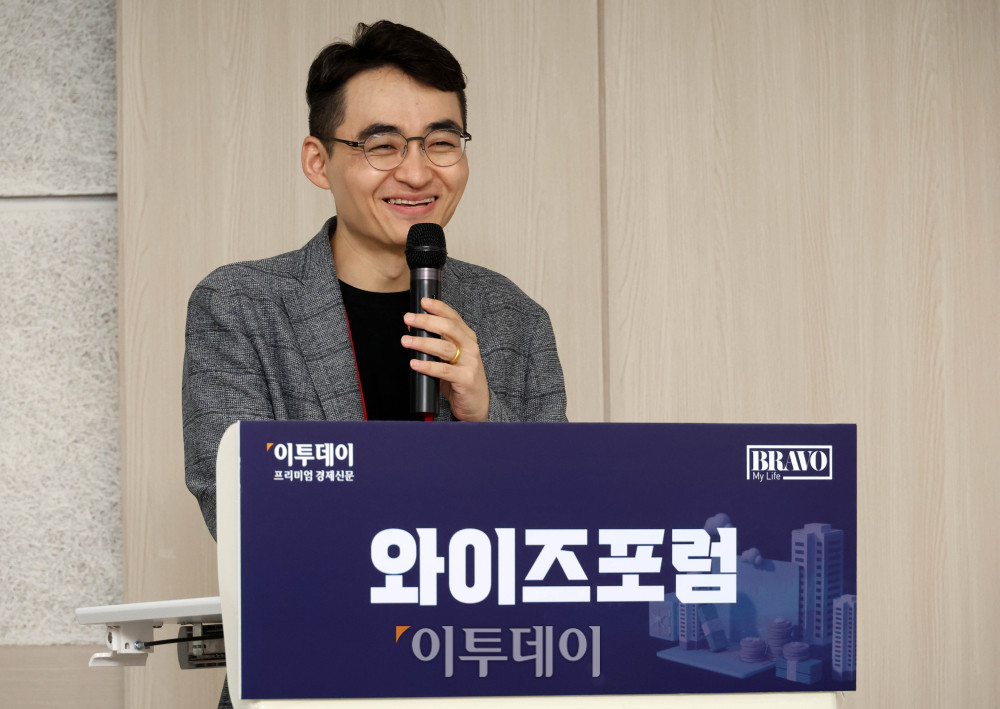 ▲염승환 LS증권 이사가 22일 서울 강남구 대치동 SETEC 컨벤션센터 세미나실에서 열린 와이즈포럼 "현명한 부동산·주식 투자전략"에서 '코스피 대세 상승은 끝나지 않았다'를 주제로 강연하고 있다. 이투데이는 매달 주요 경제·금융 이슈를 주제로 투자자들의 시장 이해와 합리적인 재무 의사결정을 돕기 위한 '와이즈포럼'을 개최하고 있다. 고이란 기자 photoeran@