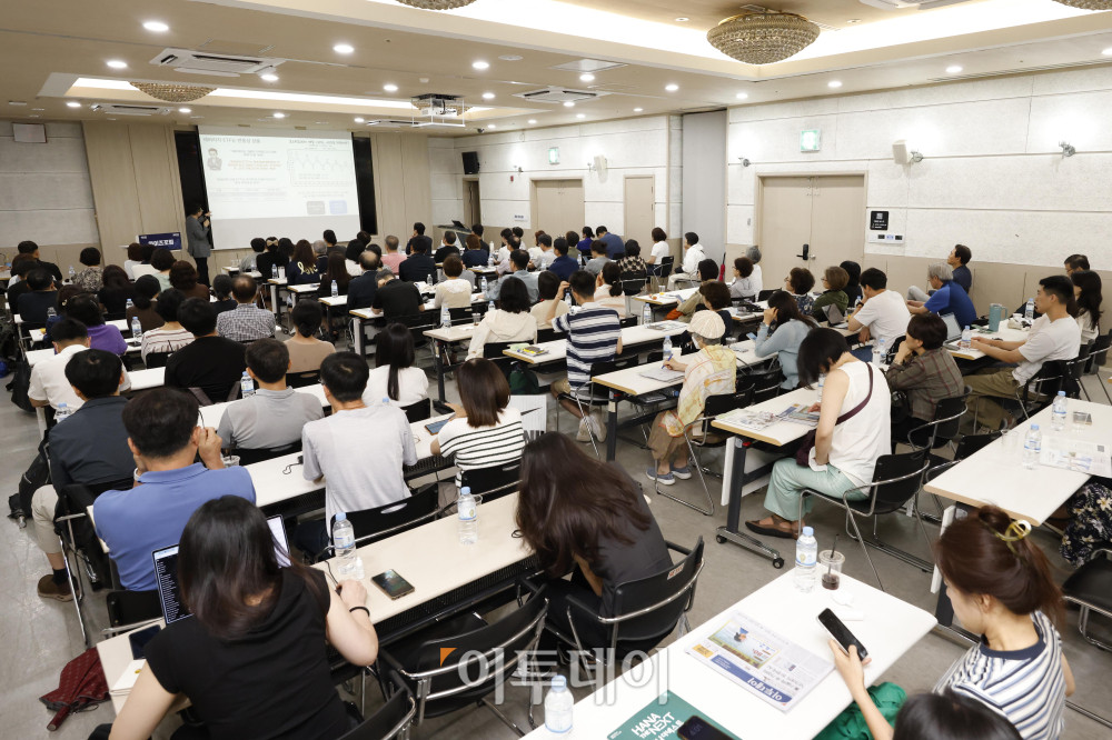 ▲염승환 LS증권 이사가 22일 서울 강남구 대치동 SETEC 컨벤션센터 세미나실에서 열린 와이즈포럼 "현명한 부동산·주식 투자전략"에서 '코스피 대세 상승은 끝나지 않았다'를 주제로 강연하고 있다. 이투데이는 매달 주요 경제·금융 이슈를 주제로 투자자들의 시장 이해와 합리적인 재무 의사결정을 돕기 위한 '와이즈포럼'을 개최하고 있다. 고이란 기자 photoeran@