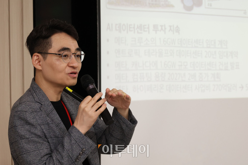 ▲염승환 LS증권 이사가 22일 서울 강남구 대치동 SETEC 컨벤션센터 세미나실에서 열린 와이즈포럼 "현명한 부동산·주식 투자전략"에서 '코스피 대세 상승은 끝나지 않았다'를 주제로 강연하고 있다. 이투데이는 매달 주요 경제·금융 이슈를 주제로 투자자들의 시장 이해와 합리적인 재무 의사결정을 돕기 위한 '와이즈포럼'을 개최하고 있다. 고이란 기자 photoeran@