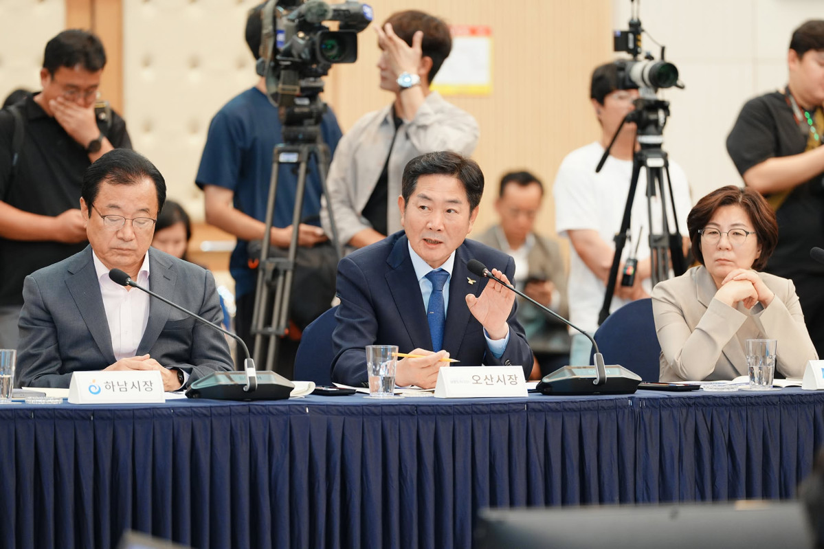 ▲조용호 오산시장이 민선9기 출범 이후 처음 열린 경기도지사-시장·군수 간담회에서 세교3지구를 AI·반도체 K-벨트와 연결하는 오산의 미래산업 구상을 설명하고 있다. (조용호 오산시장 페이스북)
