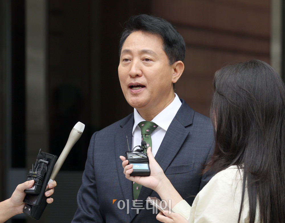 ▲정치자금법 위반 혐의로 기소된 오세훈 서울시장이 22일 서울 서초구 서울중앙지방법원에서 열린 1심 선고 공판을 마친 뒤 취재진의 질문에 답하고 있다. 이날 재판부는 오 시장에게 당선무효형에 해당하는 벌금 1000만원과 추징금 2100만원을 선고했다. 사진공동취재단