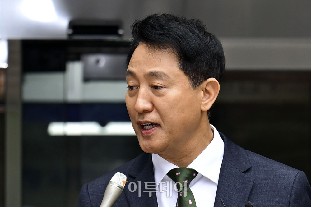▲정치자금법 위반 혐의로 기소된 오세훈 서울시장이 22일 서울 서초구 서울중앙지방법원에서 열린 1심 선고 공판을 마친 뒤 취재진의 질문에 답하고 있다. 이날 재판부는 오 시장에게 당선무효형에 해당하는 벌금 1000만원과 추징금 2100만원을 선고했다. 사진공동취재단