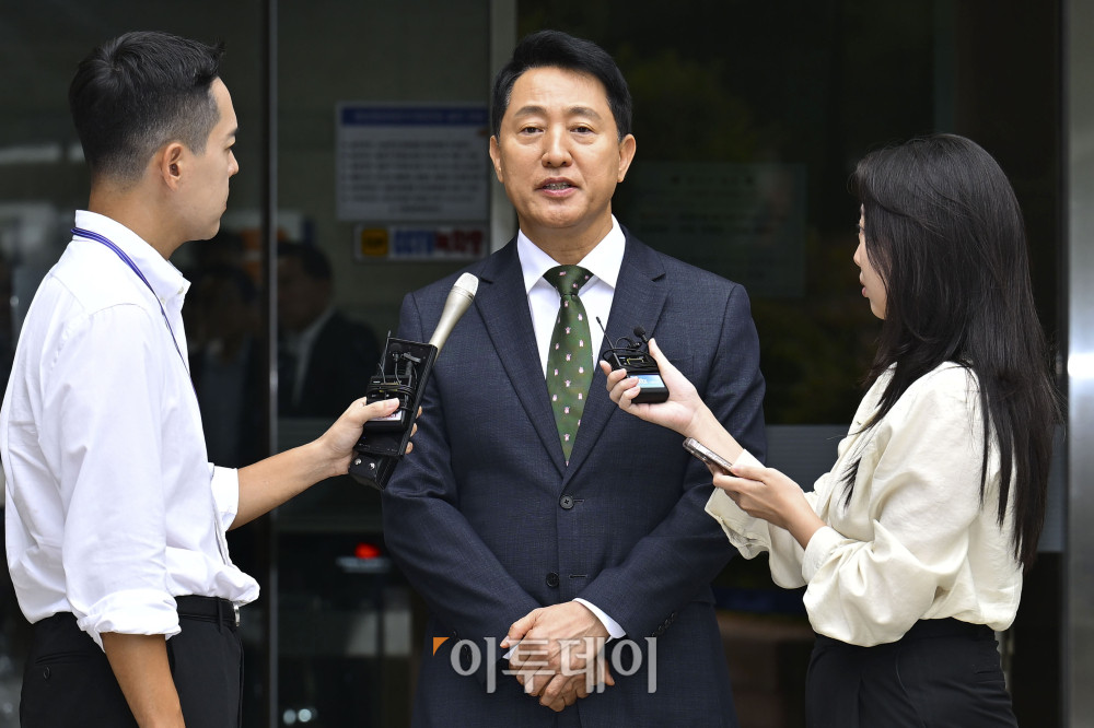 ▲정치자금법 위반 혐의로 기소된 오세훈 서울시장이 22일 서울 서초구 서울중앙지방법원에서 열린 1심 선고 공판을 마친 뒤 취재진의 질문에 답하고 있다. 이날 재판부는 오 시장에게 당선무효형에 해당하는 벌금 1000만원과 추징금 2100만원을 선고했다. 사진공동취재단