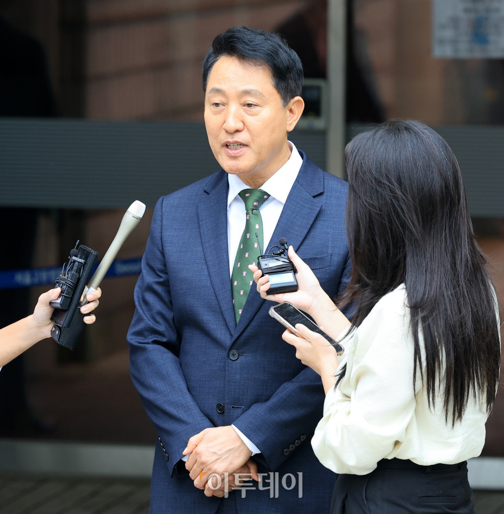 ▲정치자금법 위반 혐의로 기소된 오세훈 서울시장이 22일 서울 서초구 서울중앙지방법원에서 열린 1심 선고 공판을 마친 뒤 취재진의 질문에 답하고 있다. 이날 재판부는 오 시장에게 당선무효형에 해당하는 벌금 1000만원과 추징금 2100만원을 선고했다. 사진공동취재단