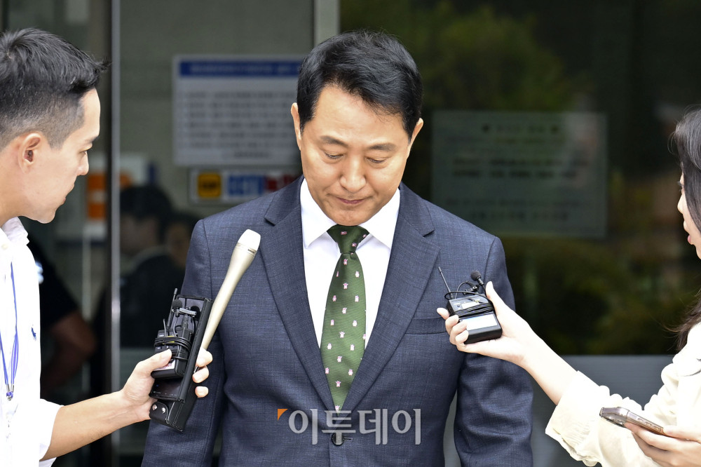▲정치자금법 위반 혐의로 기소된 오세훈 서울시장이 22일 서울 서초구 서울중앙지방법원에서 열린 1심 선고 공판을 마친 뒤 법원을 나서고 있다. 재판부는 이날 오 시장에게 당선무효형에 해당하는 벌금 1000만원과 추징금 2100만원을 선고했다. 사진공동취재단
