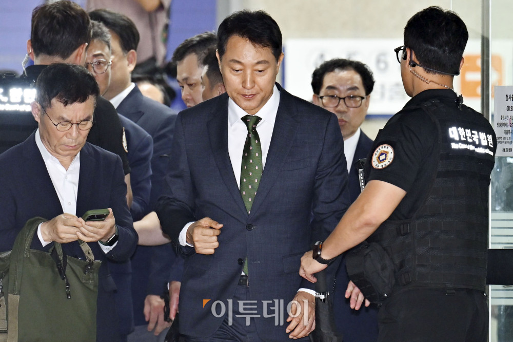 ▲정치자금법 위반 혐의로 기소된 오세훈 서울시장이 22일 서울 서초구 서울중앙지방법원에서 열린 1심 선고 공판을 마친 뒤 법원을 나서고 있다. 재판부는 이날 오 시장에게 당선무효형에 해당하는 벌금 1000만원과 추징금 2100만원을 선고했다. 사진공동취재단