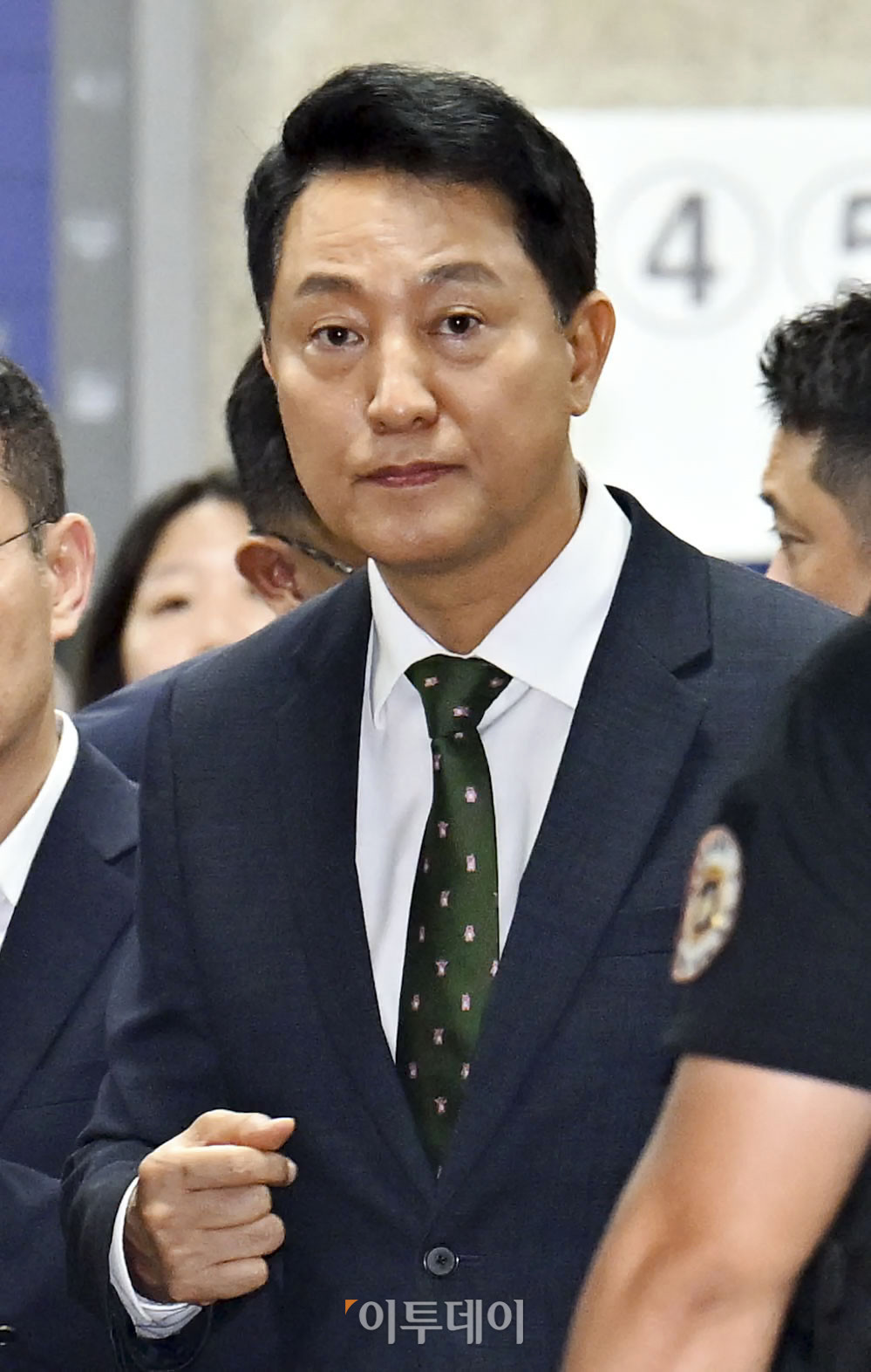 ▲정치자금법 위반 혐의로 기소된 오세훈 서울시장이 22일 서울 서초구 서울중앙지방법원에서 열린 1심 선고 공판을 마친 뒤 법원을 나서고 있다. 재판부는 이날 오 시장에게 당선무효형에 해당하는 벌금 1000만원과 추징금 2100만원을 선고했다. 사진공동취재단
