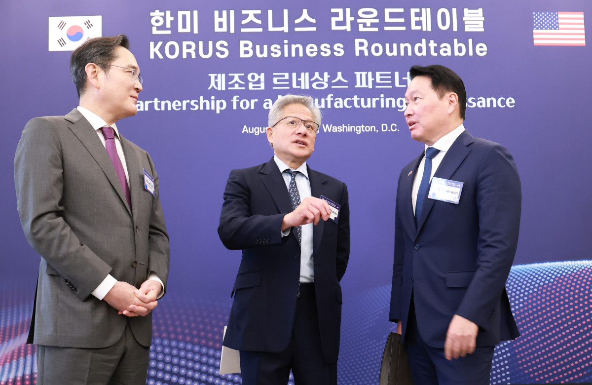 ▲이재용 삼성전자 회장과 최태원 대한상공회의소 회장 겸 SK그룹 회장이 25일(현지시간) 미국 워싱턴DC 윌라드 호텔에서 열린 한미 비즈니스 라운드 테이블 리셉션에서 젠슨 황 엔비디아 최고경영자(CEO)와 대화하고 있다. (연합뉴스)