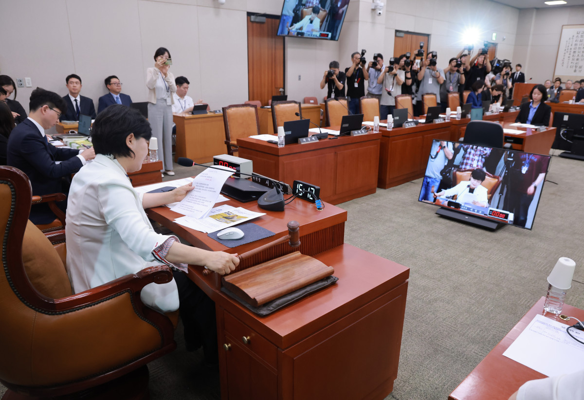 ▲22일 국회에서 열린 법제사법위원회 전체회의에서 위원장인 더불어민주당 서영교 의원이 긴급현안질의를 상정하고 있다. 사진=연합뉴스