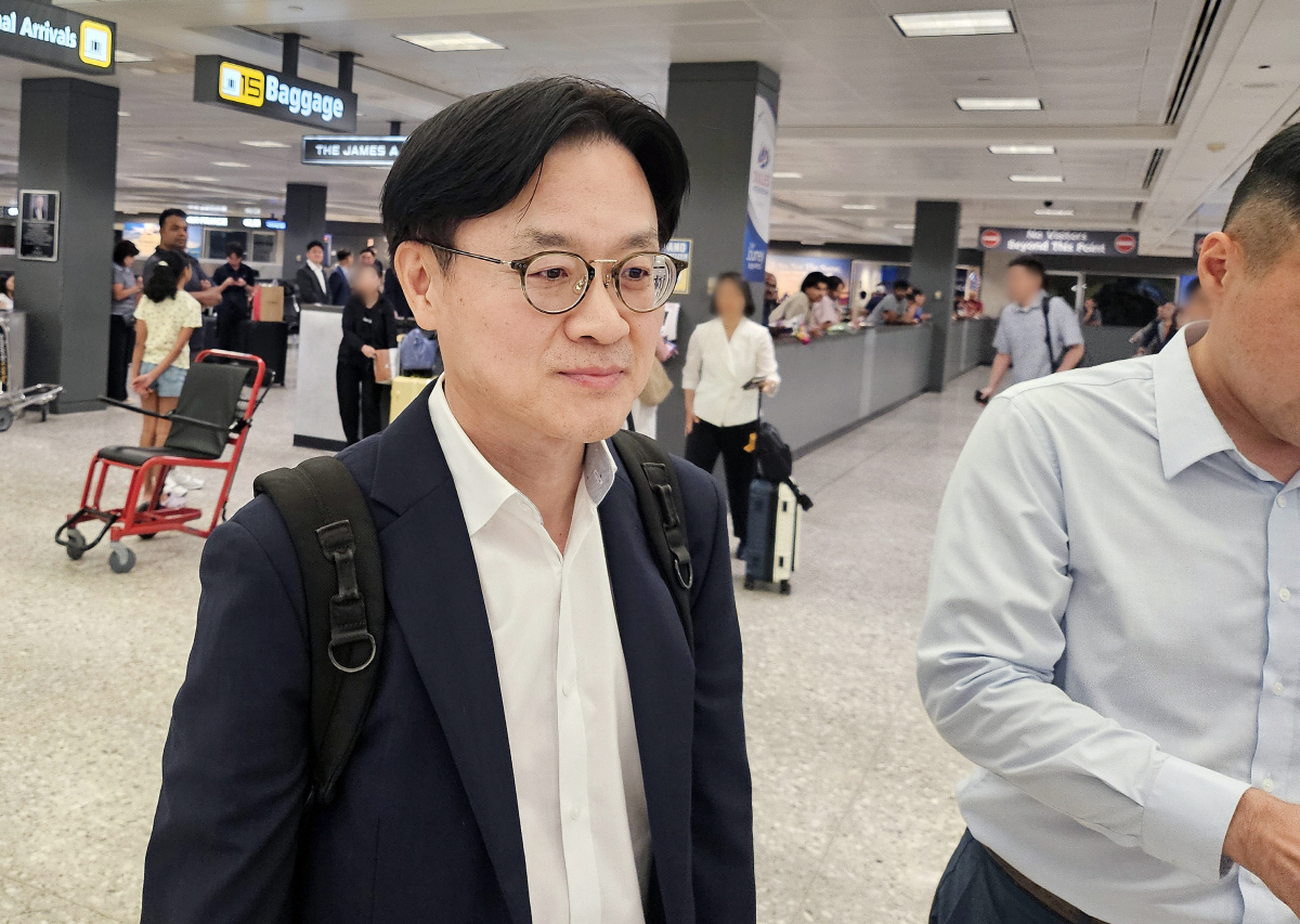 ▲김정관 산업통상부 장관이 22일(현지시간) 미국 워싱턴D.C. 인근 덜레스 공항을 통해 입국하고 있다. (워싱턴D.C./연합뉴스)