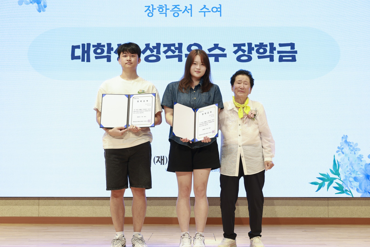 ▲김의순 할머니가 대학 성적우수 장학금 수여식에서 장학생들과 기념촬영을 하고 있다. (사진제공=영암군)