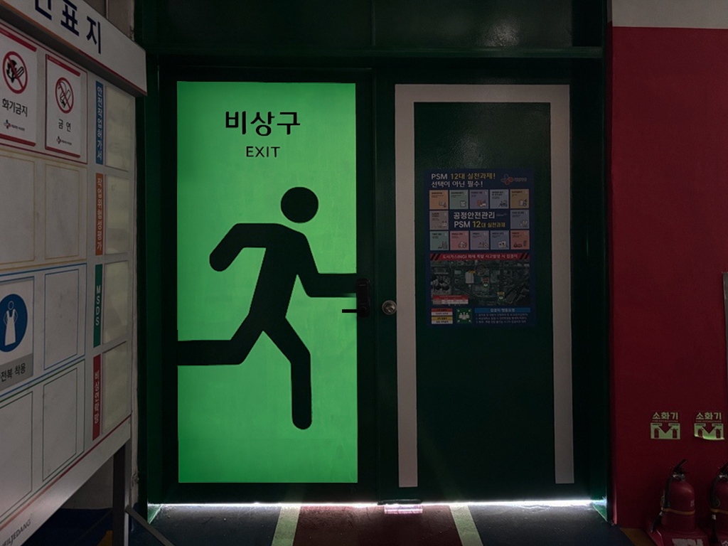 ▲KCC 루미세이프 제품이 적용된 CJ제일제당 비상구 안전디자인 (사진제공=KCC)